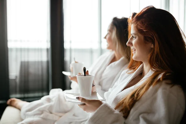 Mulheres relaxando e bebendo chá — Fotografia de Stock