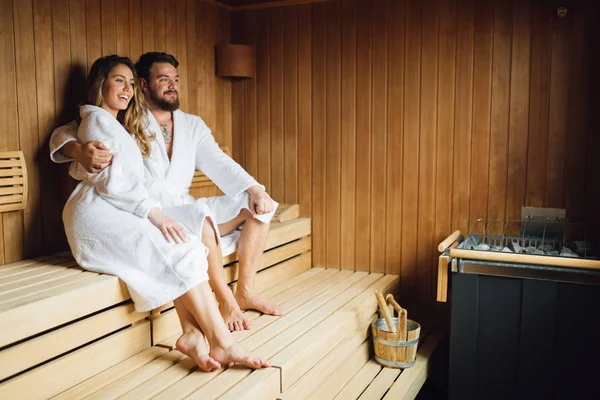 Hermosa pareja relajándose en sauna — Foto de Stock