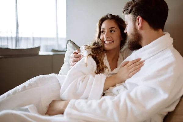 Casal desfrutando bem-estar fim de semana — Fotografia de Stock