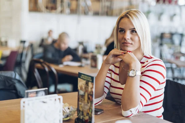 Retrato de mujer hermosa en la cafetería —  Fotos de Stock