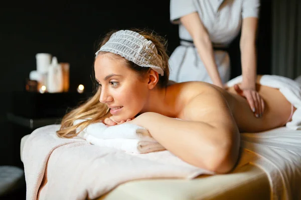 Massagetherapeutin massiert Frau — Stockfoto