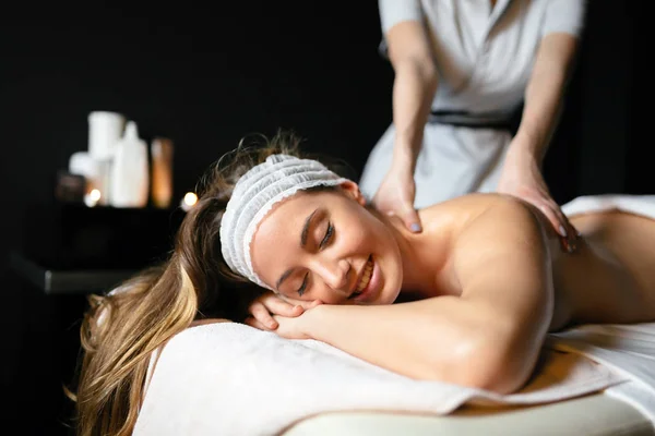 Menina desfrutando de tratamento de massagem — Fotografia de Stock