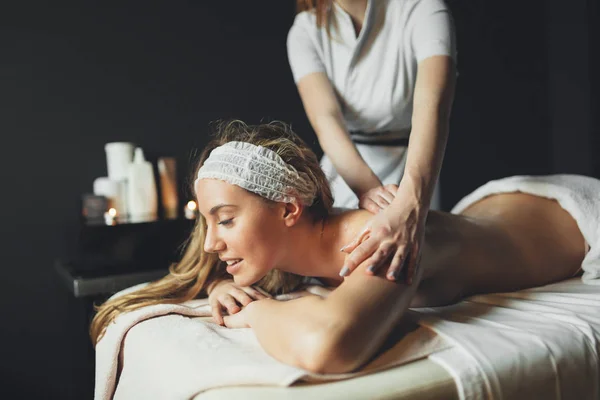 Massage therapeut masseren vrouw — Stockfoto