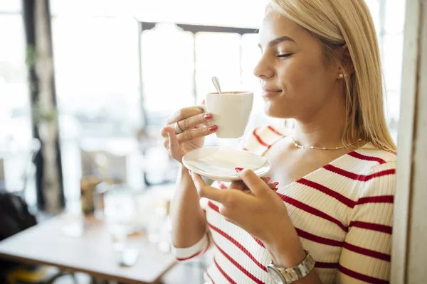 Belle femme buvant du café — Photo