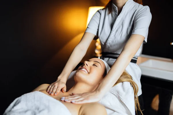 Meisje geniet massagebehandeling — Stockfoto