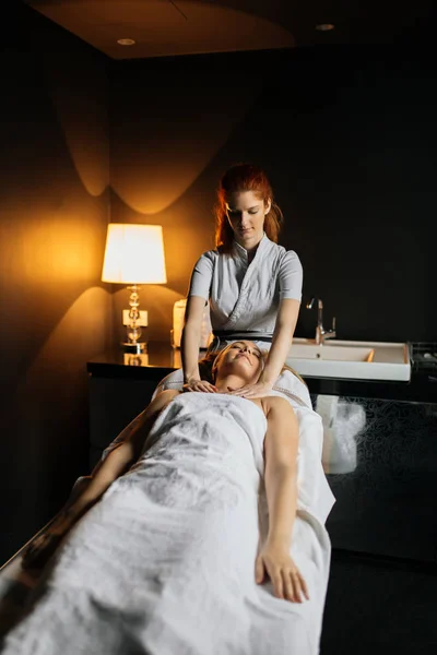 Massagista massagista mulher — Fotografia de Stock