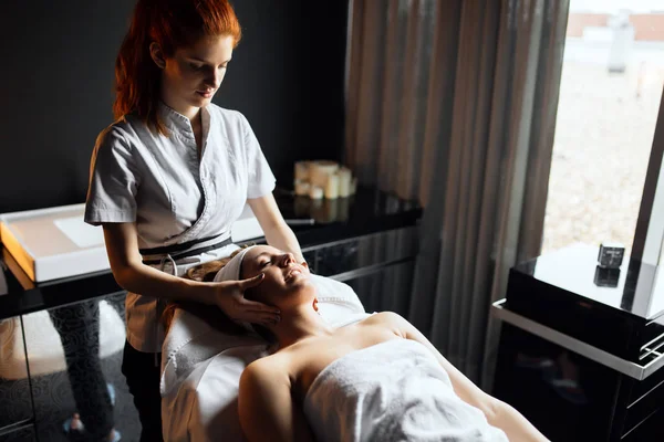 Girl enjoying massage treatment — Stock Photo, Image