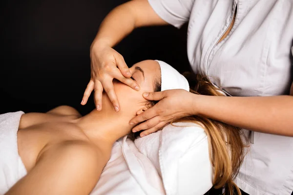 Menina desfrutando de tratamento de massagem — Fotografia de Stock