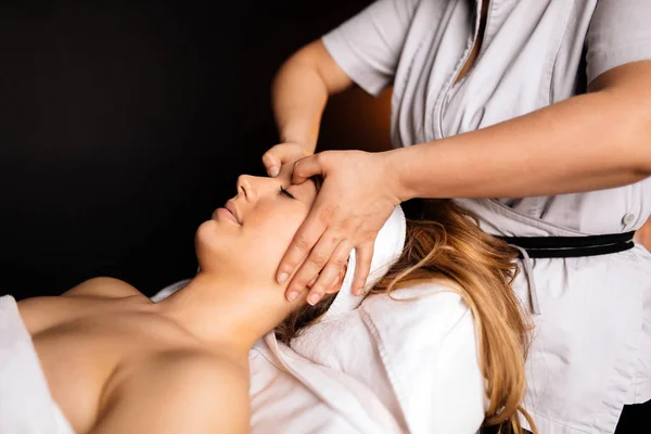 Meisje geniet massagebehandeling — Stockfoto