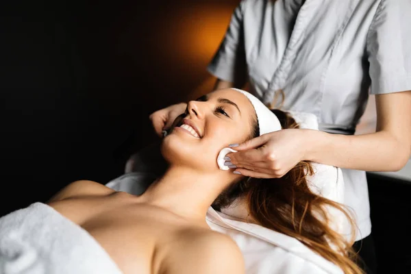 Flicka njuter av massagebehandling — Stockfoto