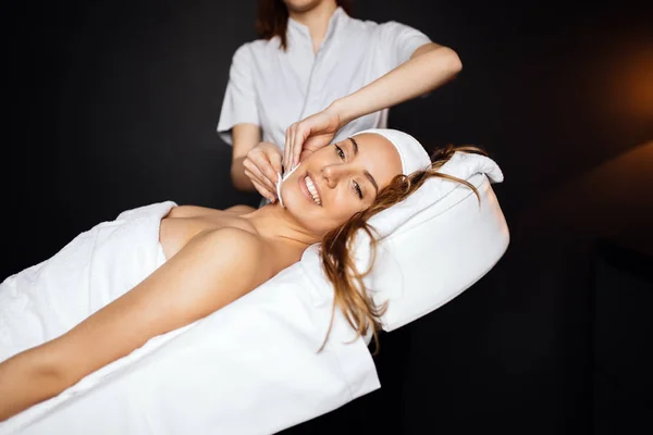 Girl enjoying massage treatment — Stock Photo, Image