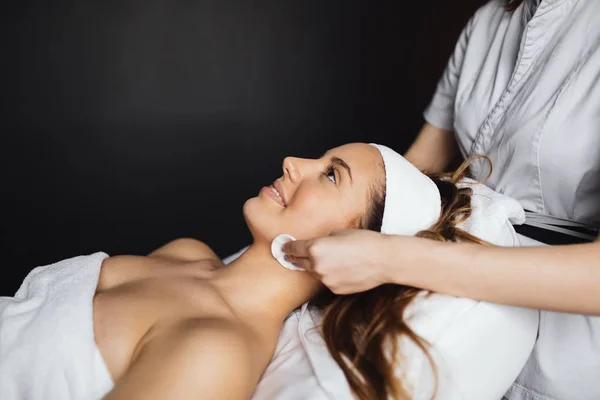 Masseur dando tratamento — Fotografia de Stock