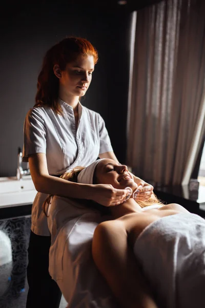 Härlig brunett njuter av massage — Stockfoto
