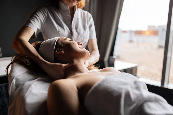 Chica disfrutando masaje tratamiento —  Fotos de Stock