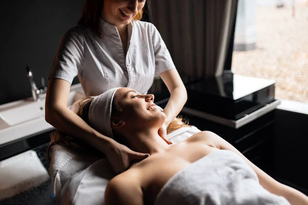 Massothérapeute massage femme — Photo