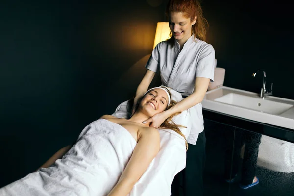 Flicka njuter av massagebehandling — Stockfoto