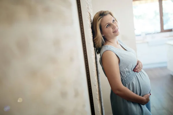 Zwanger vrouw houden haar buik — Stockfoto