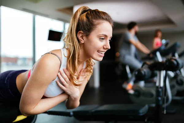 Tag für Brünette im Fitnessstudio — Stockfoto