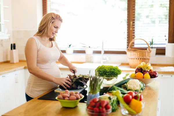 Mulher grávida preparando refeição — Fotografia de Stock