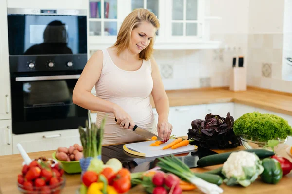 Mujer embarazada haciendo comida —  Fotos de Stock