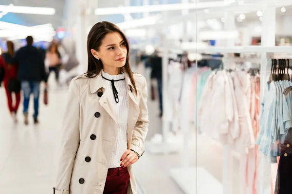 Beautiful woman shopping clothes — Stock Photo, Image