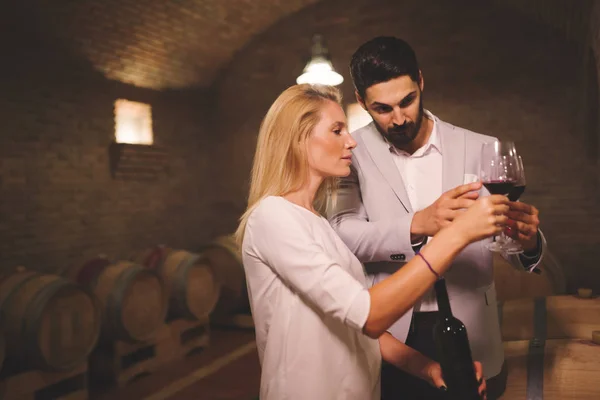 Люди дегустації вина — стокове фото