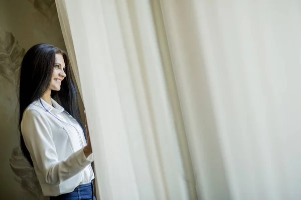 Mulher bonita jovem — Fotografia de Stock