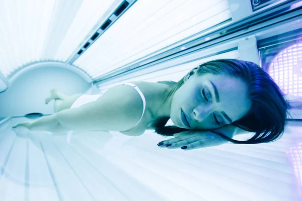 Güzel kadın solaryumda yalan