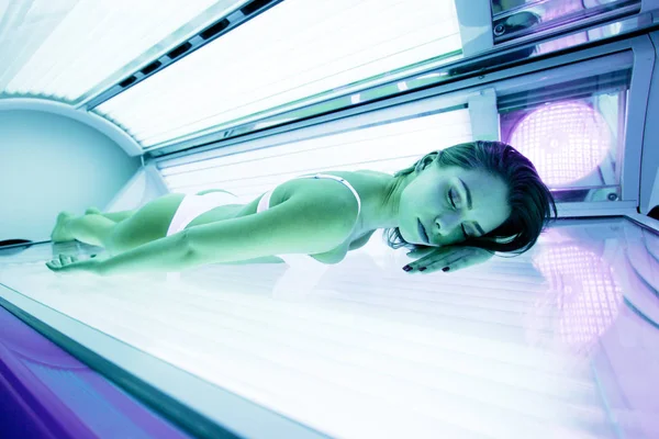 Güzel esmer solaryumda güneşlenme