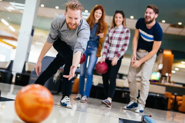 Friends enjoying bowling at club — Stock Photo, Image