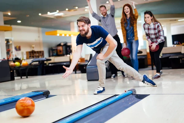 Friends bowling at club — Stock Photo, Image