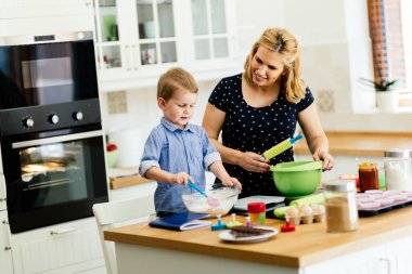 Çocuk annesi fırında çerezleri yardım