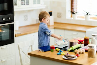 Şirin çocuk çerezleri tatma