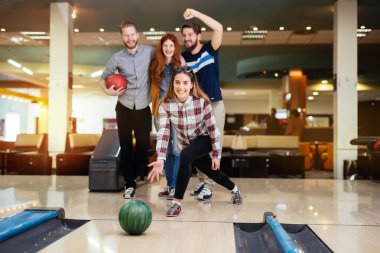 Bowling süre eğleniyor arkadaşlar