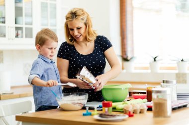 Çocuk yardım anne mutfak