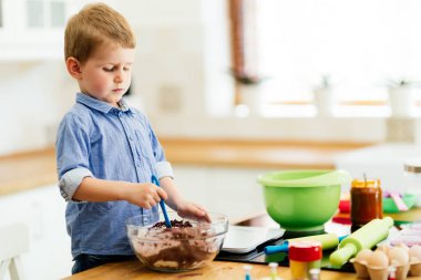 Şirin çocuk çerezleri tatma