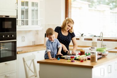 çocuk ve anne pişirme