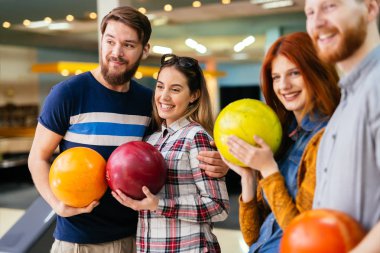 Bowling süre eğleniyor arkadaşlar