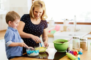 çocuk ve anne pişirme