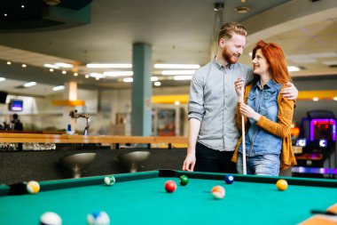 Çift tanışma ve bilardo oynarken