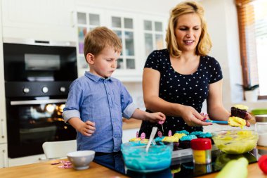 Çocuk annesi fırında çerezleri yardım