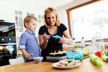 Çocuk yardım anne mutfak