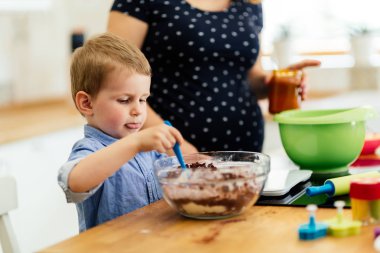 Anne ve çocuk mutfakta