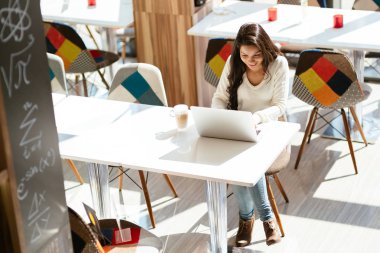 Güzel esmer dizüstü eğitim