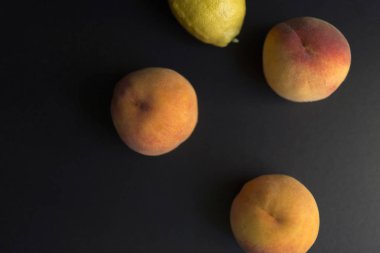 limon ve taze şeftali