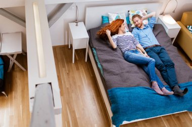 Güzel çift yatakta dinleniyor