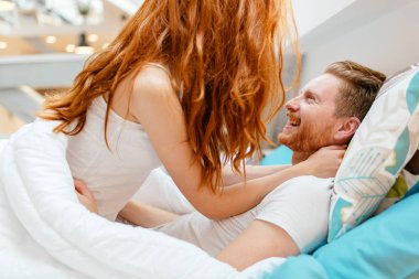 tutkulu çift ön sevişme