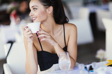 restoranda çekici kadın