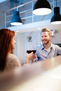 Güzel çift kutluyor 