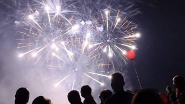 İnsanlar havai fişek izlerken